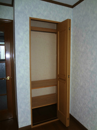 クローゼット ちょっとした棚が付いてるのも嬉しいね