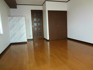 西窓からお部屋をパチリ 右側のドアはクローゼットのドアです