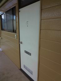 白いドア・・可愛い木の表札飾ったら可愛いかも❀