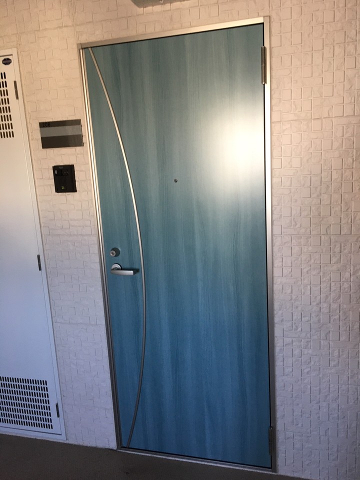 2階のドアは爽やかなブルー