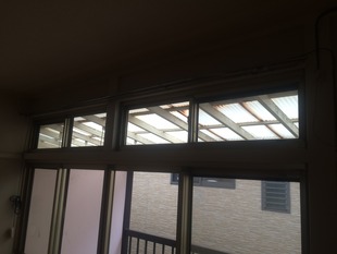 ちょっと蒸し暑い時には小窓を開ければエアコン代も節約ョ☝