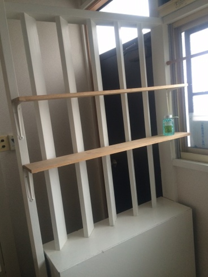 キッチンの後ろにプチ棚発見。ちょっとした物が置けるから飾ってね