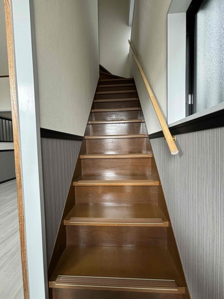 階段・・２階にご案内致しまぁ～す