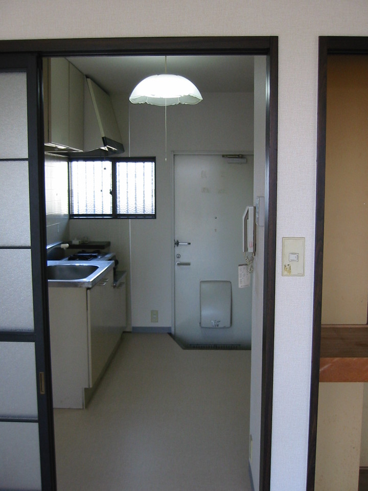 玄関からお部屋が見えないような扉付き