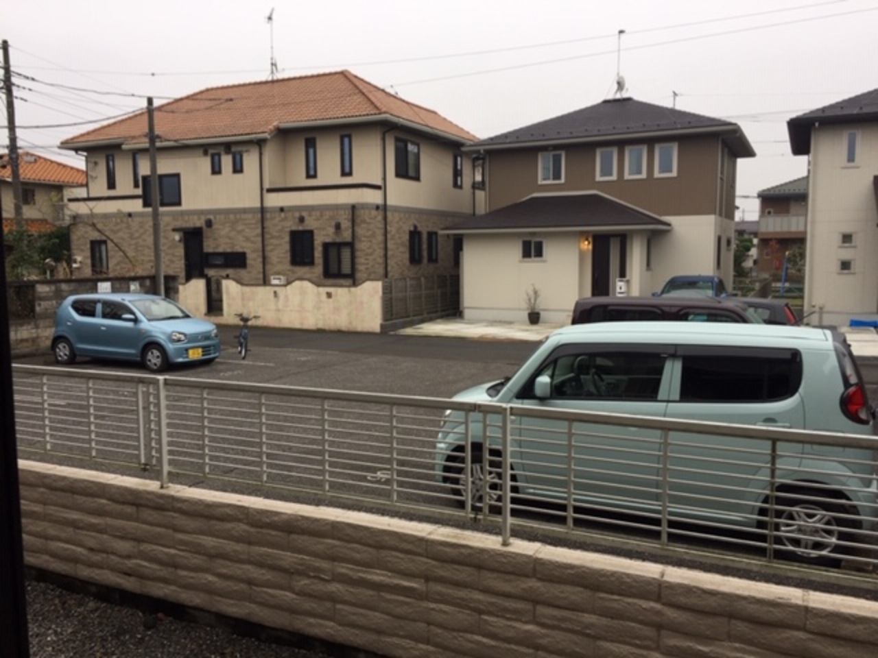 目の前は駐車場で日当たり良好