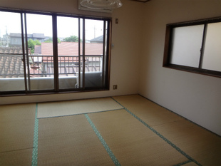 現在和室のお部屋洋室に変更中☝