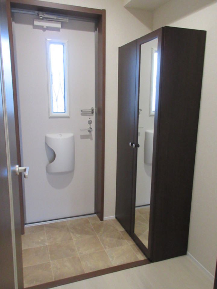 シューズボックスには姿見付き