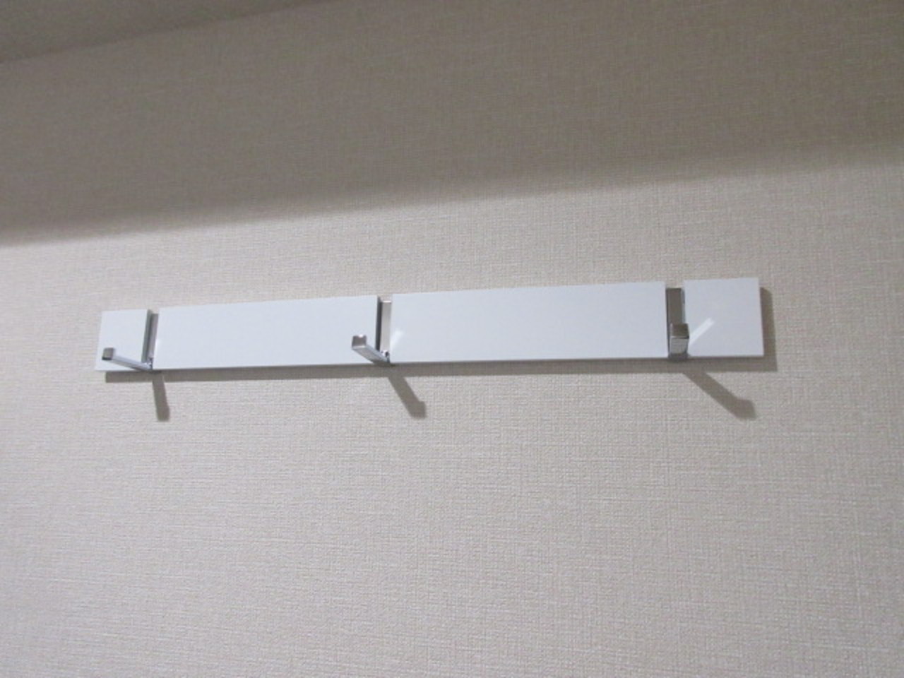 小洒落た物掛けも備付です