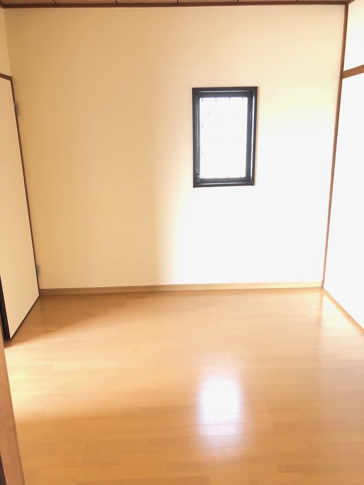 真ん中のお部屋・・収納もあります