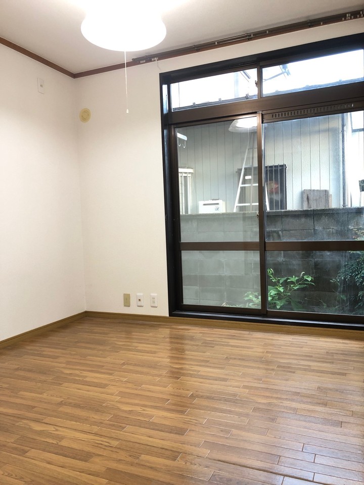 キッチン前のお部屋