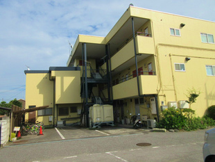 クリーム色のモダンな建物です。