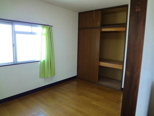 お掃除らくらくの洋室です。