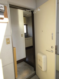 205号室、間取り図と反転タイプの角部屋です