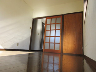 モダンレトロな引き戸がかわいい