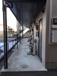 こちら共用部分です。さぁ、参りましょう。