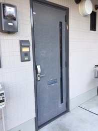 玄関ドア。電子錠でカギ紛失の心配もなし！