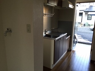 手前、洗濯機置場。キッチンと壁で仕切りあり！