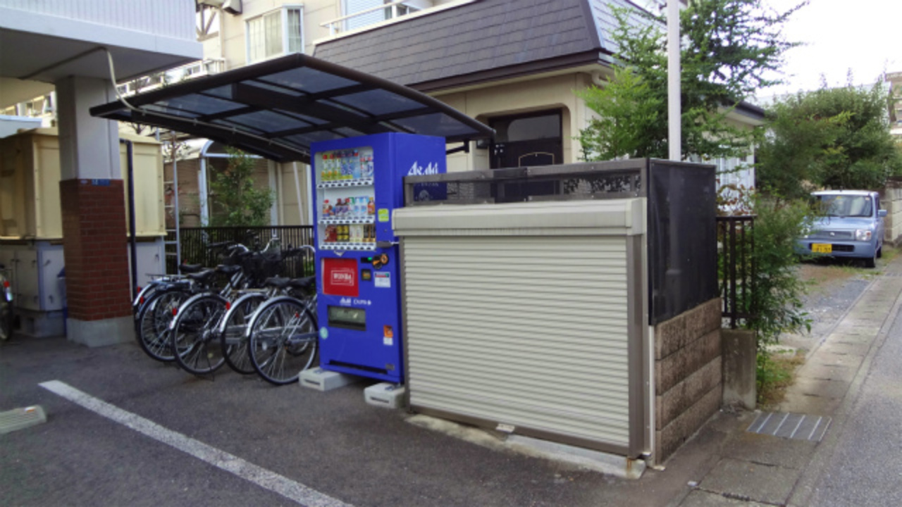 駐輪場とゴミステーションです。