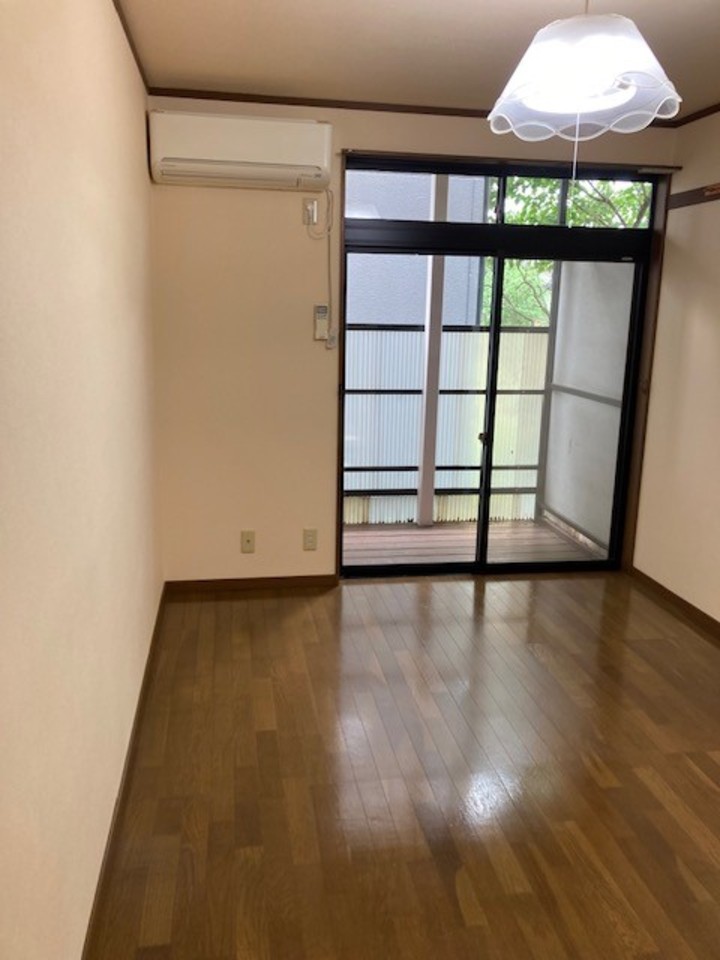 南洋間・・こちらのお部屋にテレビ・ソファーを置いて　寛いじゃおう