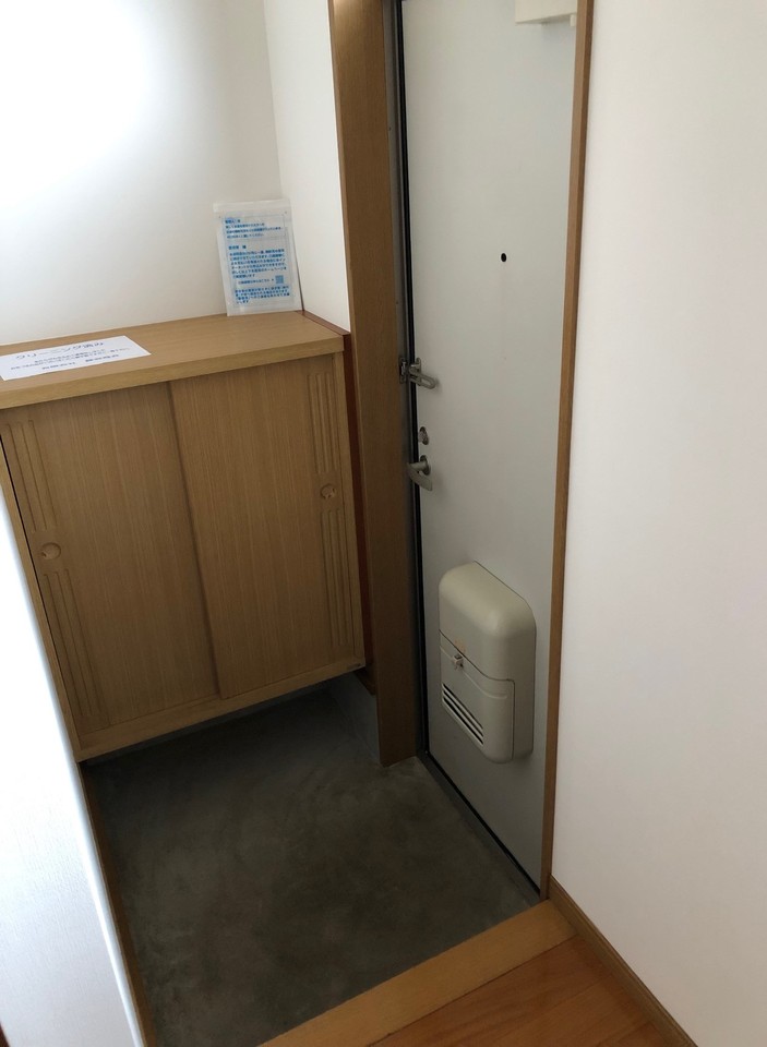 小さいお子様は座って「おクツ」履こうね(^^)/