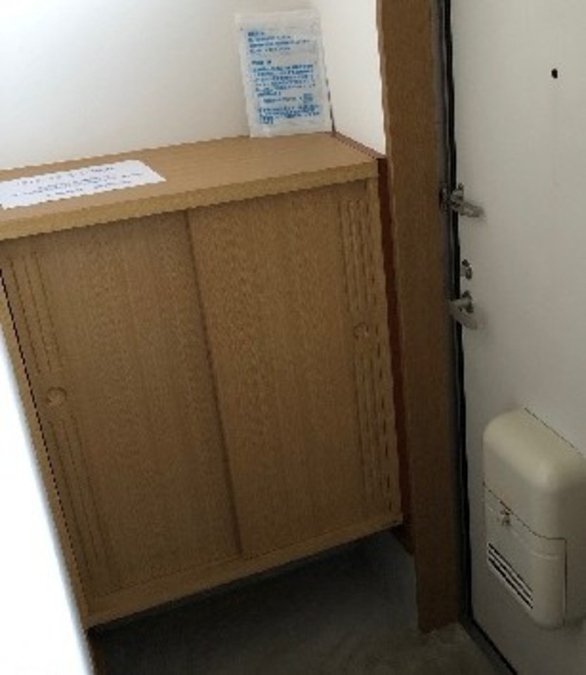 コチラのシューズBOX中の棚が左右調整出来るんです、便利だよね☆