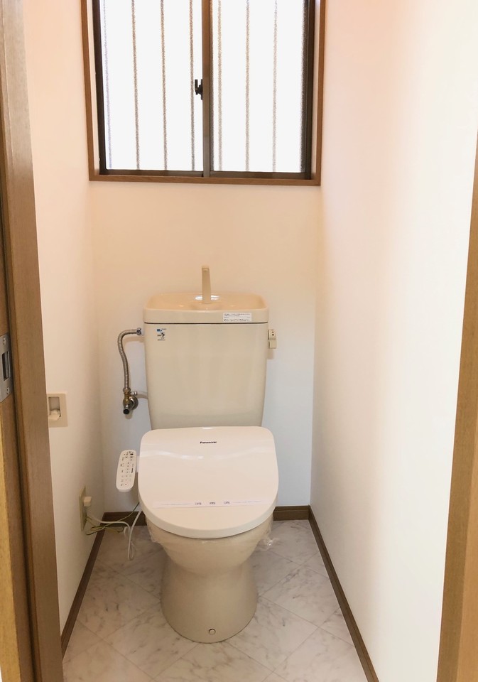 トイレホルダーの上には便利な棚も発見