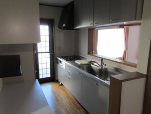 食器棚備え付きのゆったりキッチン