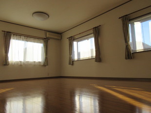 陽射しのあたる2階のお部屋