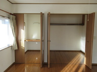 2階の洋室にはこんな大きい収納…!