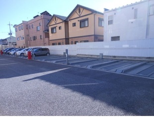 駐車場は物件前に有ります。