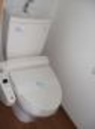 温水洗浄便座です。あまりゆっくりしすぎないでね(^_^;)