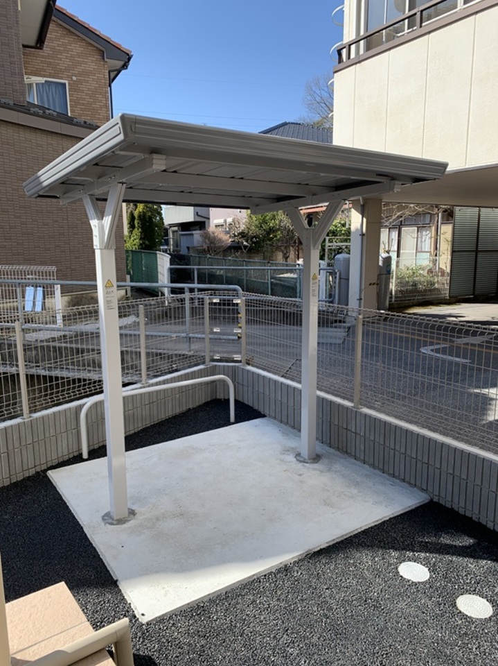 自転車はここに置いてね。屋根付き