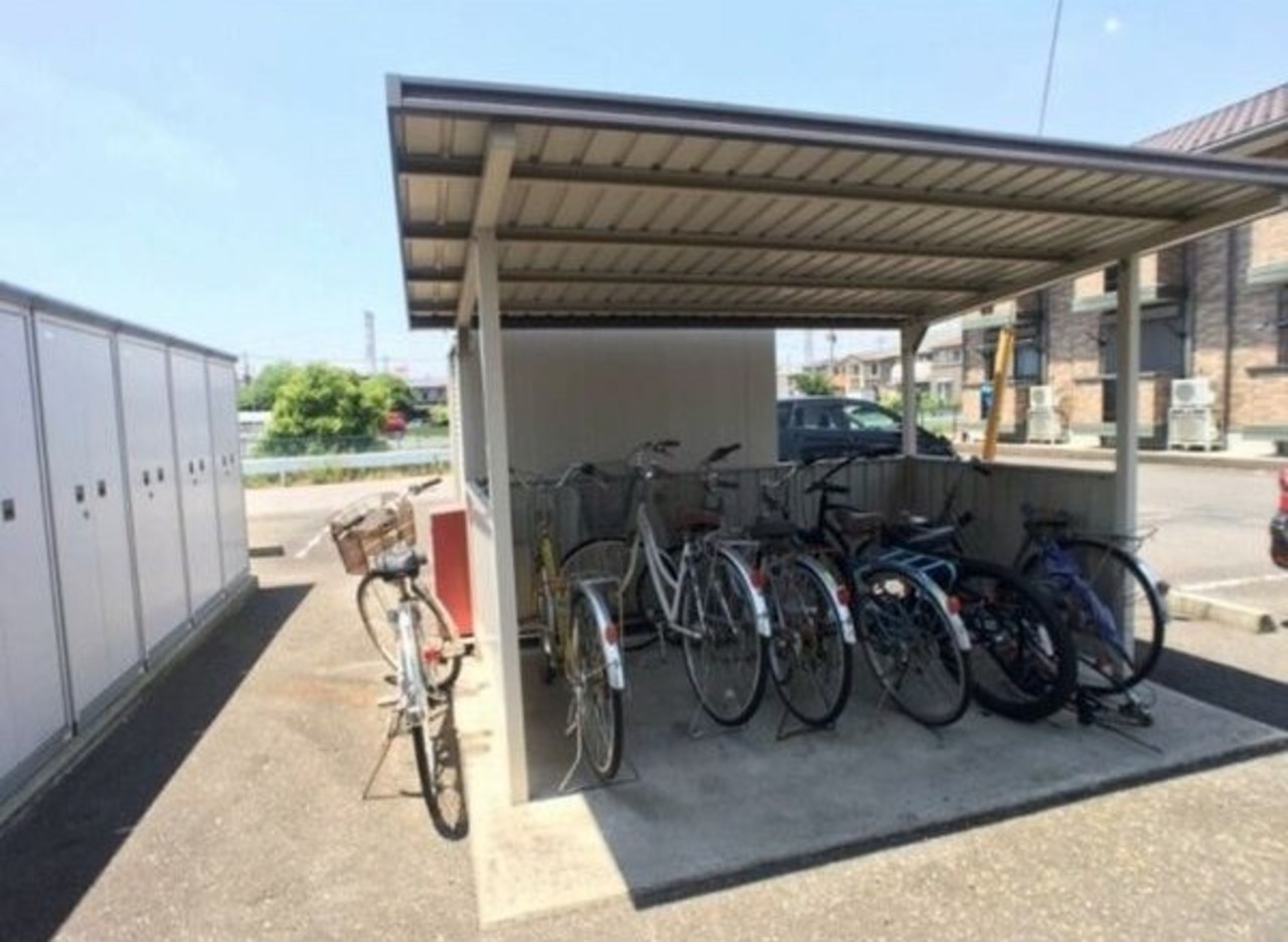 屋根付き駐輪場・物置ついてるぅ~